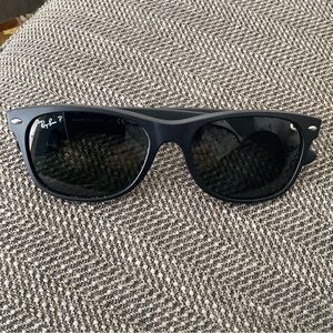 Ray Ban New Wayfarer Matte Rubber Black Polarized Sunglasses RB2132 622/58 55-18